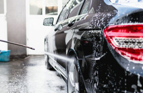 Ge bilen en utvändig biltvätt.